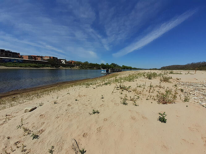 El río Bermejo, a su paso por el puerto de Chalanas, en la frontera de Argentina con Bolivia. Un proyecto binacional buscará mejorar el aprovechamiento de los recursos en la cuenca de este río que cruza la región del Gran Chaco. Foto: Archivo de Control de Fronteras de Argentin